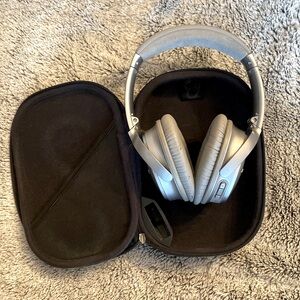 Bose Silver Noise Canceling Bluetooth Headphones
